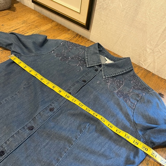 💙 ALIA PETITE Embroidered Denim Shirt – Size 10p - Picture 4 of 9